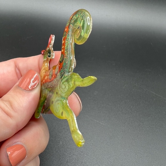 Artisan Robin Senour ~ Sacred Laughter ~ Colorful Kangaroo Brooch Pin Signed - Picture 5 of 10